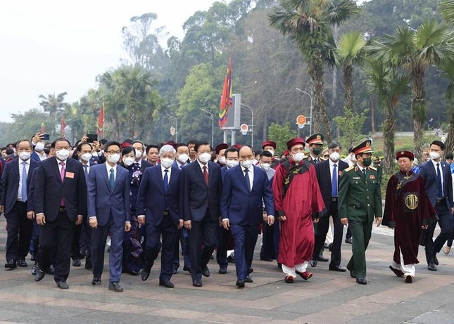 Chủ tịch nước Nguyễn Xuân Phúc cùng lãnh đạo Đảng, Nhà nước, tỉnh Phú Thọ và các địa phương đến dự Lễ dâng hương tưởng niệm các Vua Hùng năm 2022. 