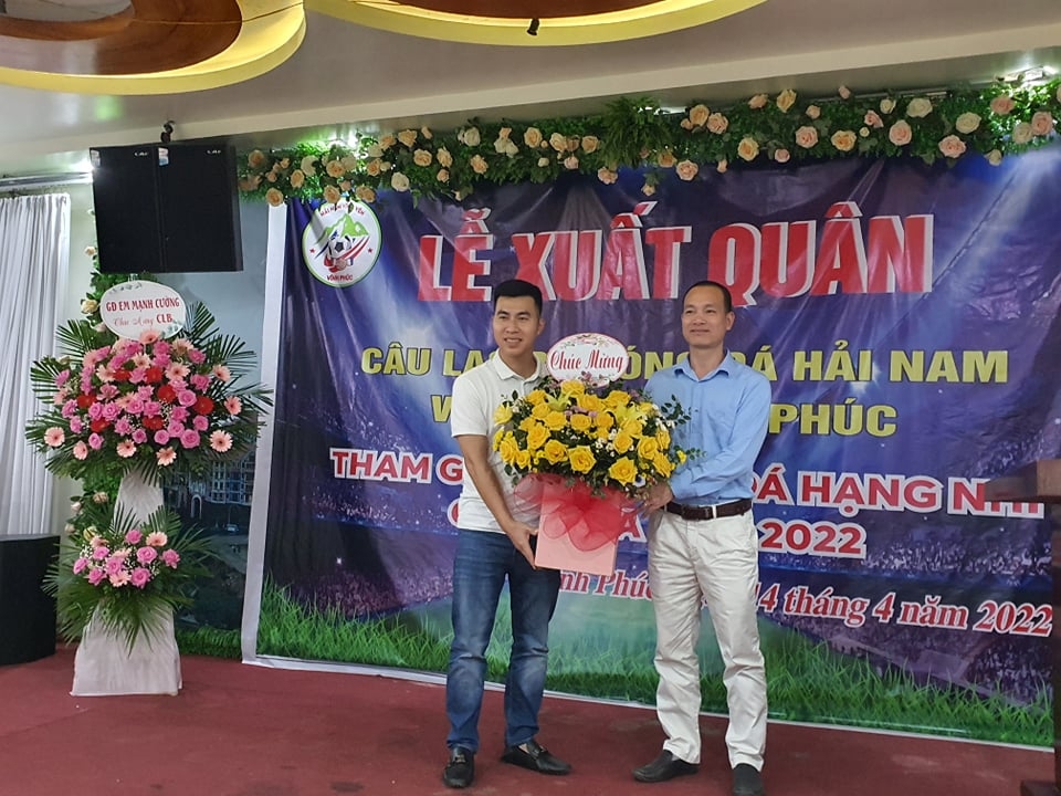 Nhà báo Quang Nam báo Vĩnh Phúc có bó hoa tặng cacCLB Hải Nam Vĩnh Yên - Vĩnh Phúc