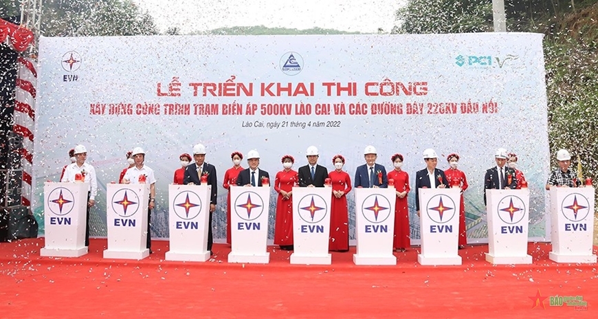 Các đại biểu thực hiện nghi thức triển khai thi công. 