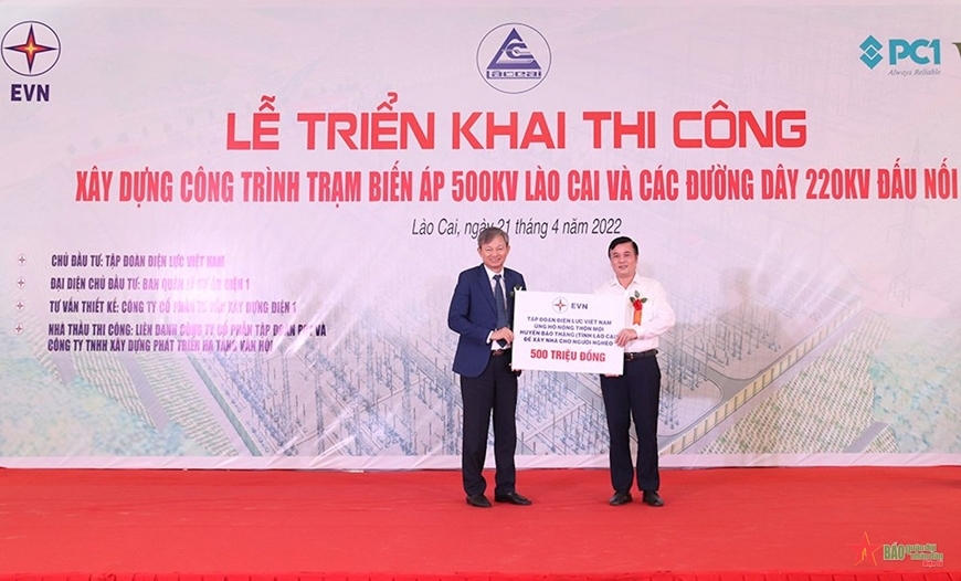Tổng giám đốc Tập đoàn Điện lực Việt Nam Trần Đình Nhân trao biểu trưng 500 triệu đồng tặng huyện Bảo Thắng.