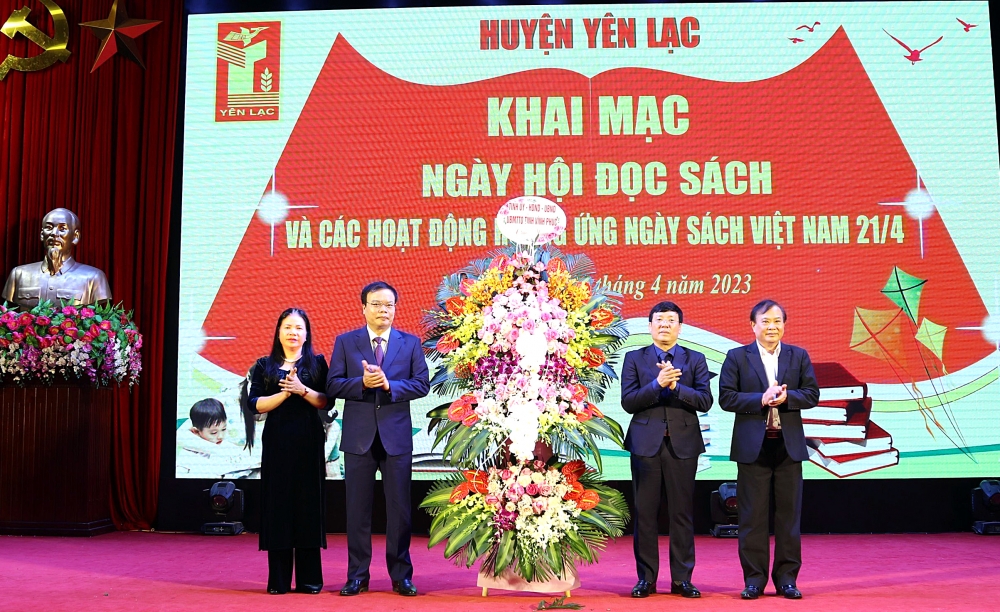 Chủ tịch UBND tỉnh Lê Duy Thành tặng hoa chúc mừng
