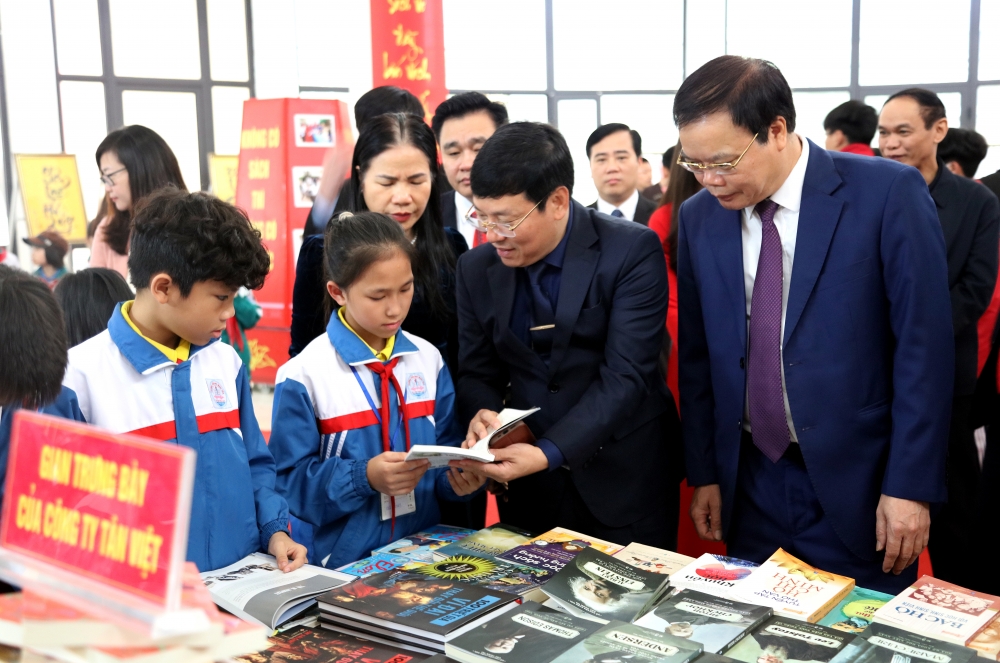 Chủ tịch UBND tỉnh Lê Duy Thànhvà lãnh đạo huyện Yên Lạc tham quan gian trưng bày sách.