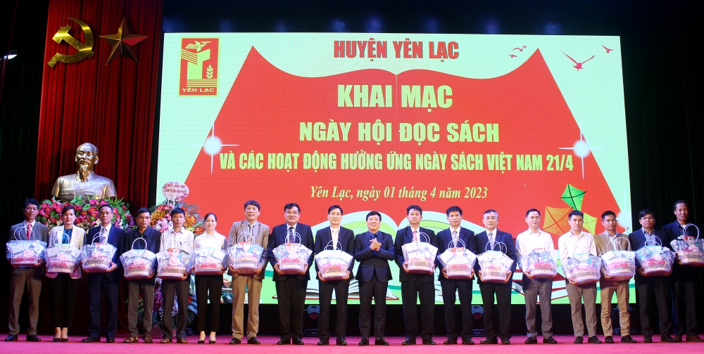 trao tặng nhiều đầu sách quý cho thư viện của 17 xã, thị trấn trên địa bàn huyện Yên Lạc. 