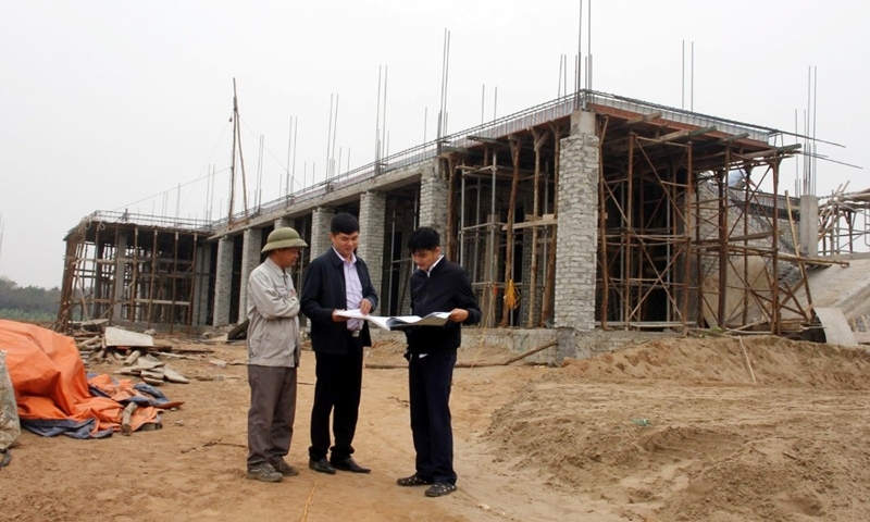 Lãnh đạo Ban Quản lý dự án xây dựng và phát triển cụm công nghiệp huyện Yên Lạc kiểm tra tiến độ tại dự án xây mới trường THCS Trung Hà.