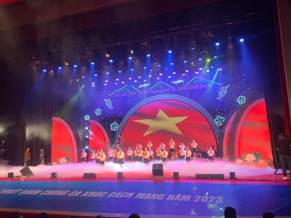 Tiết mục biểu diễn của đoàn nghệ thuật Vĩnh Phúc tham dự Hội diễn nghệ thuật quần chúng ca khúc cách mạng năm 2023.