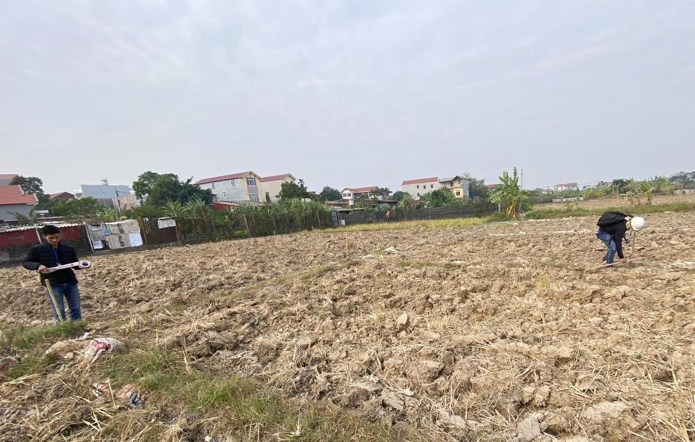 Đơn vị chức năng kiểm tra, cắm mốc diện tích thu hồi đất tại phường Phúc Thắng.