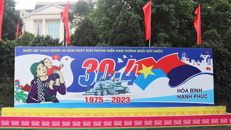 Vĩnh Phúc: TP Vĩnh Yên rực rỡ cờ hoa chào mừng ngày lễ 30/4 - 1/5