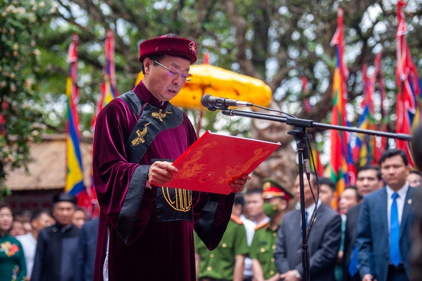 Chủ tịch UBND tỉnh Phú Thọ Bùi Văn Quang đọc Chúc văn tưởng niệm các Vua Hùng. (Ảnh: DUY LINH)
