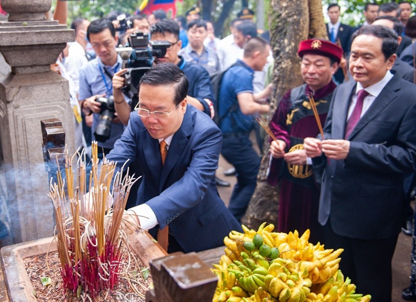 Chủ tịch nước Võ Văn Thưởng và các đại biểu dâng hương tưởng niệm các Vua Hùng tại đền Giếng. (Ảnh: DUY LINH)