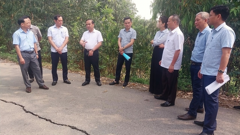 Vĩnh Phúc: Lãnh đạo TP Phúc Yên đi kiểm tra, xử lý các vết nứt đê sông Cà Lồ