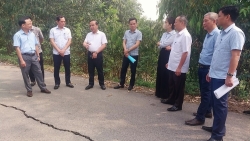 vinh phuc lanh dao tp phuc yen di kiem tra xu ly cac vet nut de song ca lo