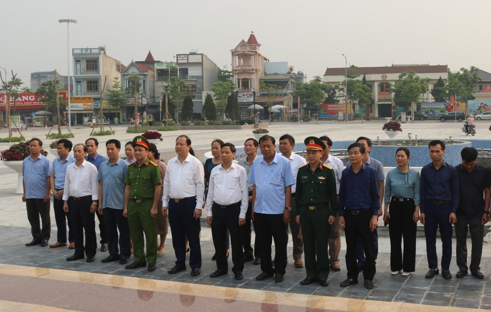 Đoàn đại biểu huyện Lập Thạch dâng hoa tại Tượng đài Tả tướng quốc Trần Nguyên Hãn
