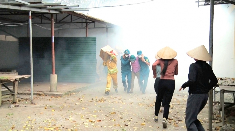 Huyện Lập Thạch thực tập phương án chữa cháy và cứu nạn cứu hộ tại chợ Ri
