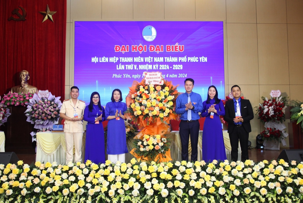 Phó Chủ tịch Thường trực Trung ương Hội LHTN Việt Nam Nguyễn Kim Quy tặng hoa chúc mừng đại hội.