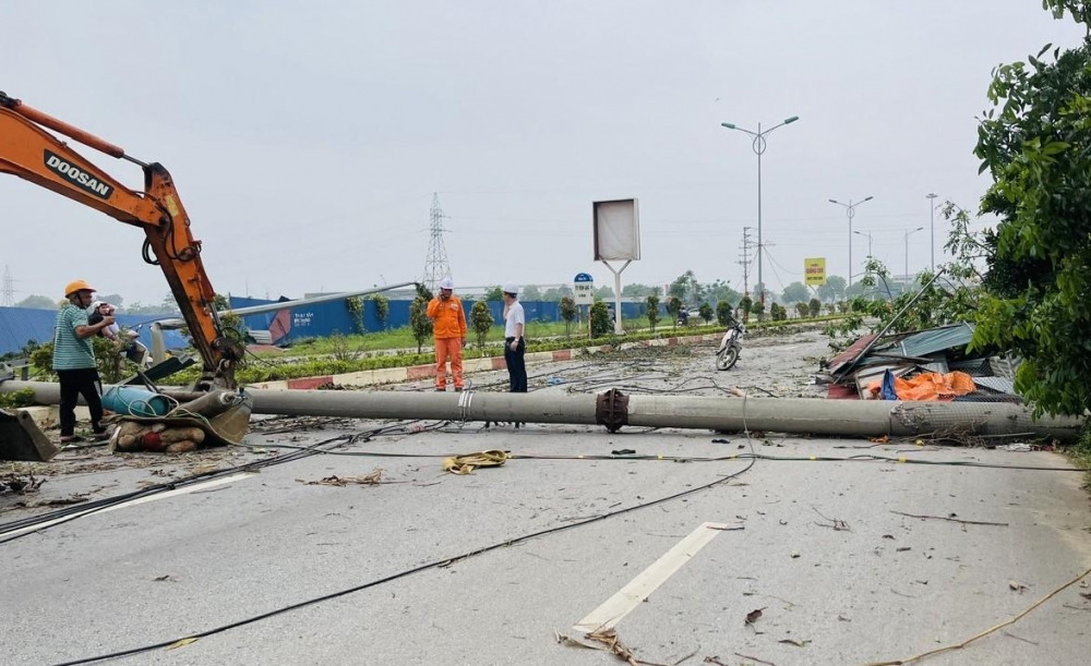 Theo người dân cho biết, cây cột điện đổ trên tuyến đường Lê Hồng Phong, Vĩnh Yên vào thời điểm mưa lớn, rất may thời điểm đó không có phương tiện đi qua.
