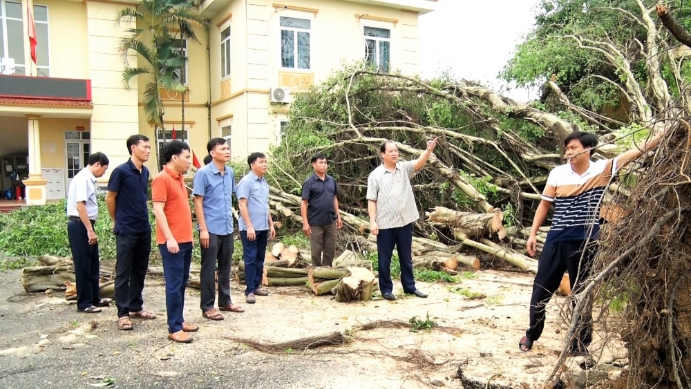 Chủ tịch UBND huyện Hoàng Long Biên  kiểm tra và chỉ đạo khắc phục thiệt hại sau dông lốc gây ra trên địa bàn huyện.