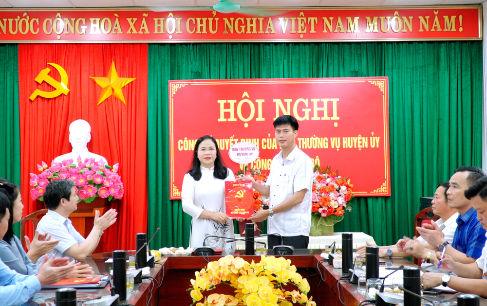 Đồng chí Nguyễn Thị Huấn - Phó Bí thư Thường trực Huyện uỷ trao Quyết định cho đồng chí Trần Văn Trò