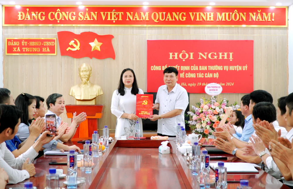  Phó Bí thư Thường trực Huyện uỷ trao Quyết định luân chuyển cho đồng chí Nguyễn Văn Vui