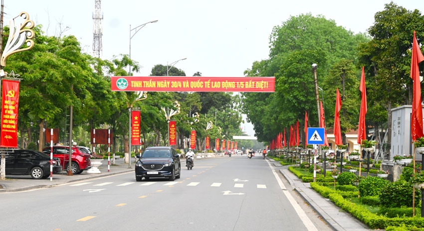 Thành phố Vĩnh Yên rực rỡ bởi sắc đỏ của cờ, hoa