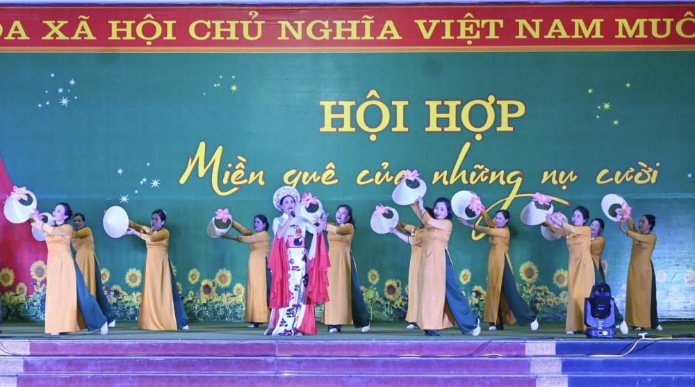Tiết mục văn nghệ tại chương trình nghệ thuật quần chúng chào mừng các ngày lễ lớn tại phường Hội Hợp (Vĩnh Yên)