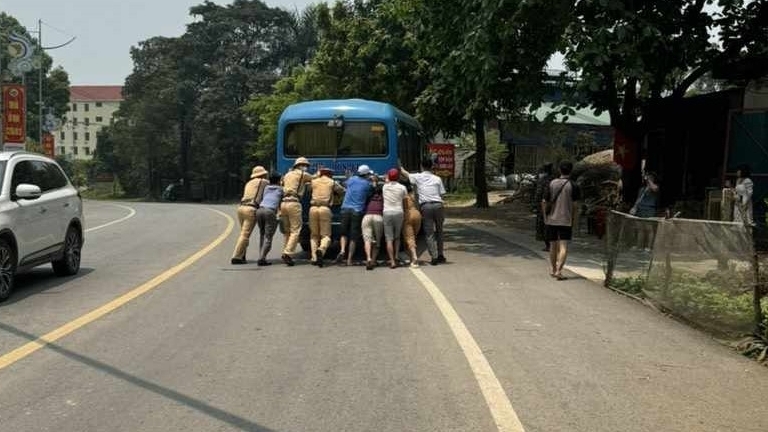 Vĩnh Phúc: Hỗ trợ xe khách gặp sự cố khi đổ đèo Tam Đảo