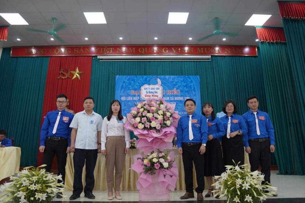Lãnh đạo UBND xã Hương Sơn tặng hoa chúc mừng
