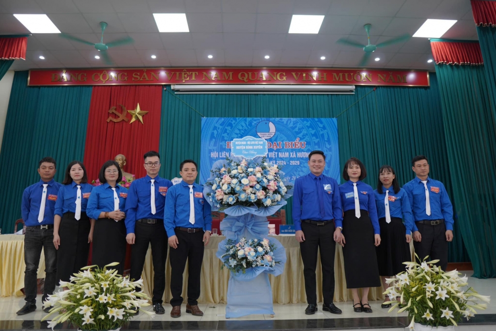 Lãnh đạo huyện Đoàn tặng hoa Chúc mừng