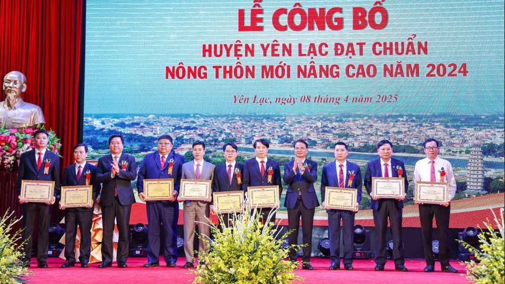 Yên Lạc đón nhận huyện đạt chuẩn nông thôn mới nâng cao