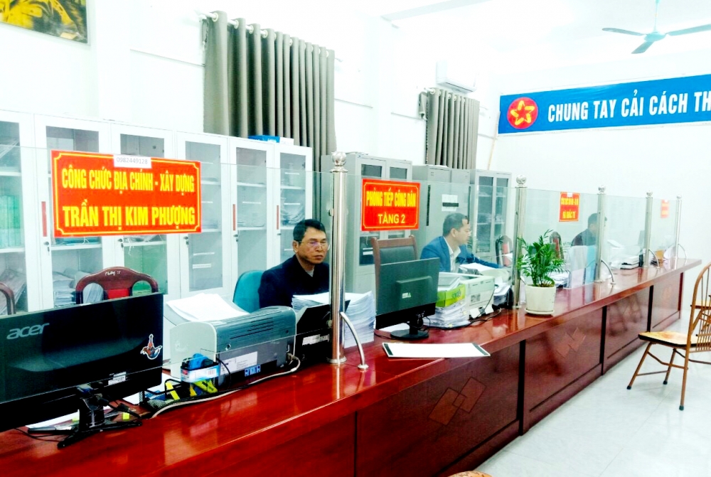 Cán bộ, công chức xã Hoàng Hoa trực tại bộ phận “Một cửa” được trang bị đầy đủ máy tính, hệ thống mạng Internet để giải quyết các thủ tục hành chính Cán bộ, công chức xã Hoàng Hoa trực tại bộ phận “Một cửa” được trang bị đầy đủ máy tính, hệ thống mạng Internet để giải quyết các thủ tục hành chính