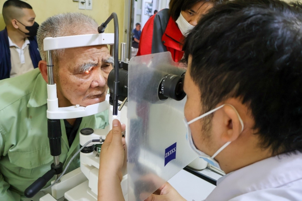 Bác sĩ CKI. Nguyễn Danh Phương đang khám mắt cho người bệnh
