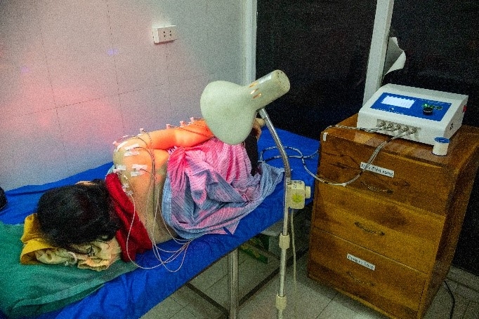 Người bệnh được điều trị bằng các phương pháp Y học cổ truyền