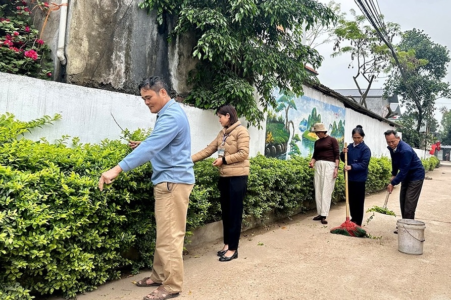 Những đảng viên là hội viên, đoàn viên từ các tổ chức đoàn thể luôn gương mẫu, nhiệt huyết trong thực hiện các phong trào thi đua tại xã Hoàng Lâu (Tam Dương).