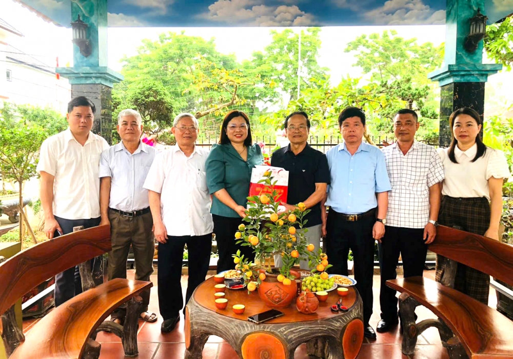 Đoàn thăm, tặng quà ông Trần Văn Thường, chiến sỹ cách mạng bị địch bắt tù đày, xã An Hòa Đoàn thăm, tặng quà ông Trần Văn Thường, chiến sỹ cách mạng bị địch bắt tù đày, xã An Hòa