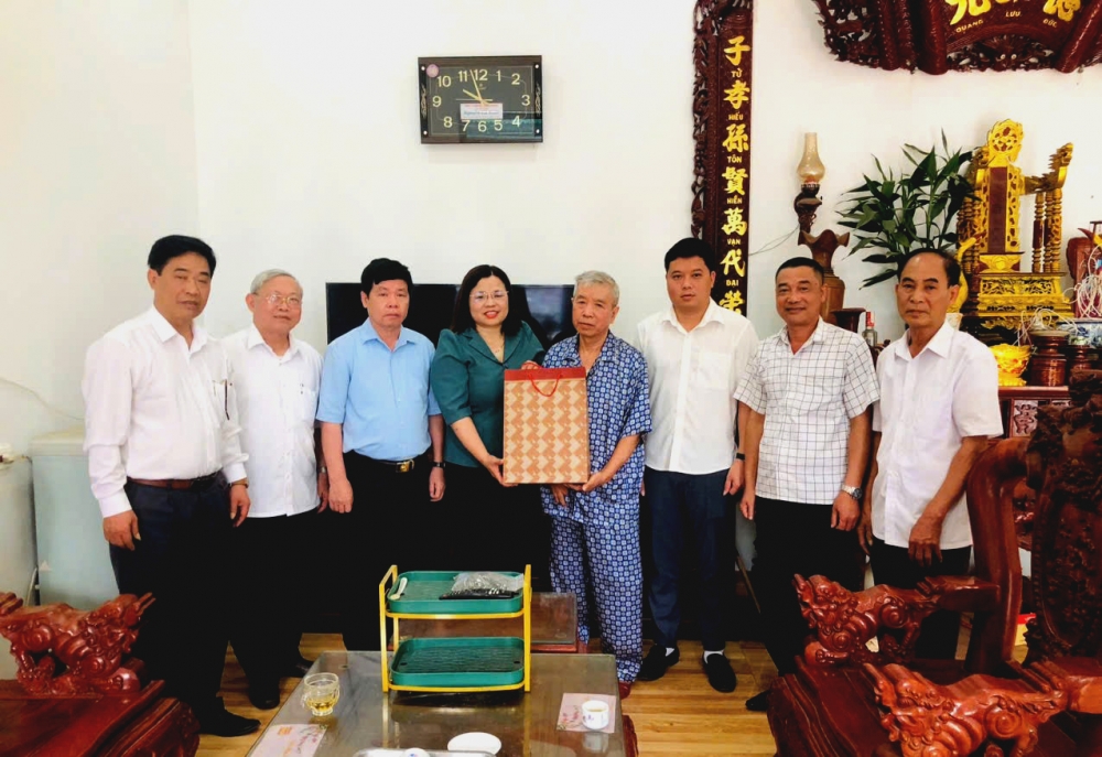 Đoàn thăm, tặng quà ông Nguyễn Xuân Trường, thương binh ¼, xã An Hòa Đoàn thăm, tặng quà ông Nguyễn Xuân Trường, thương binh ¼, xã An Hòa