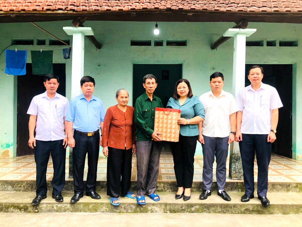 Đoàn thăm, tặng quà ông Đỗ Văn Ca, chiến sỹ Thành Cổ Quảng Trị, xã Hoàng Hoa Đoàn thăm, tặng quà ông Đỗ Văn Ca, chiến sỹ Thành Cổ Quảng Trị, xã Hoàng Hoa