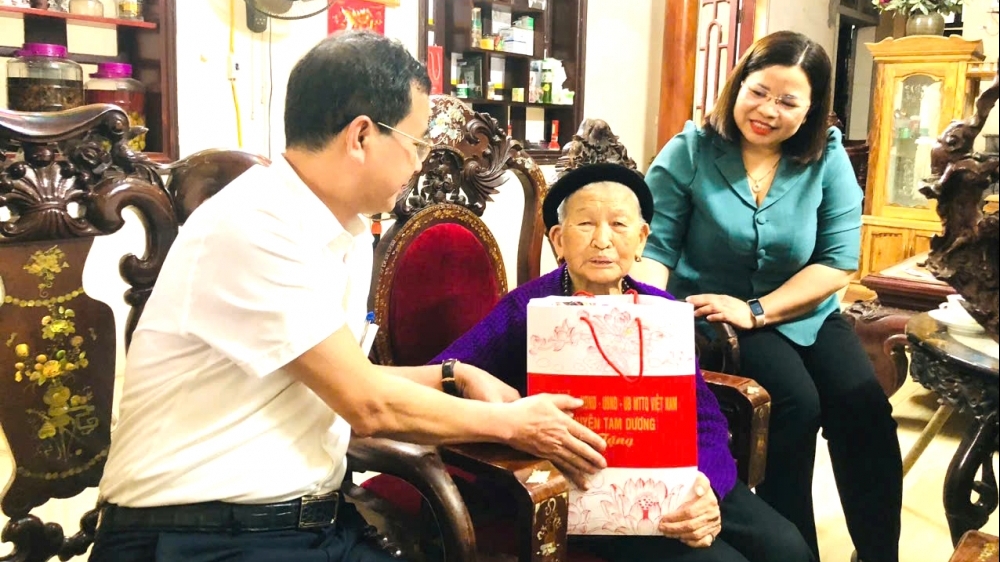 Huyện Tam Dương: Thăm, tặng quà đối tượng chính sách, người có công tiêu biểu