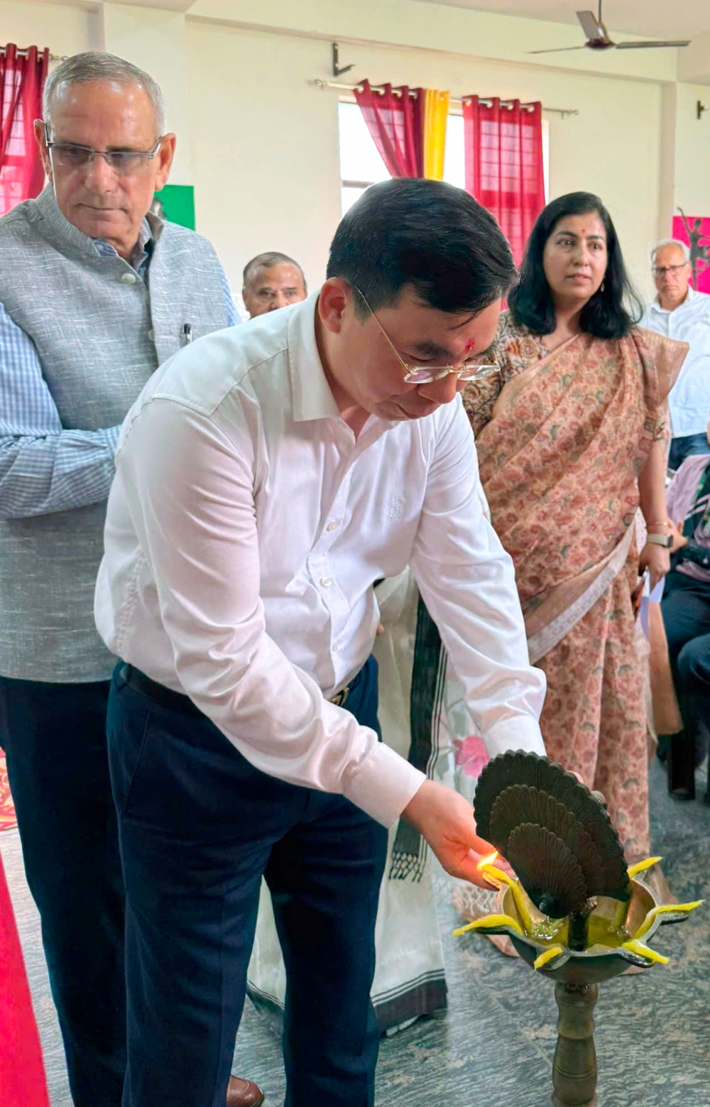 Phó Bí thư Thường trực Tỉnh ủy Bùi Huy Vĩnh thực hiện nghi thức truyền thống trong phong tục tiếp đón khách quý của Ấn Độ tại Trường Professor’s Global School.