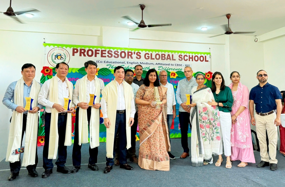 Phó Bí thư Thường trực Tỉnh ủy Bùi Huy Vĩnh và Đoàn công tác chụp ảnh lưu niệm với đại diện lãnh đạo Trường Professor’s Global School.