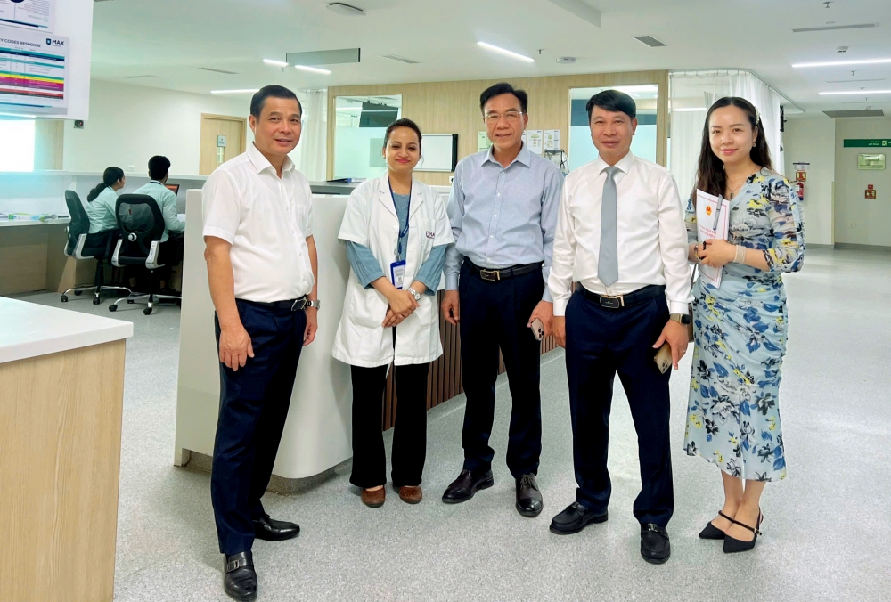 Phó Chủ tịch UBND tỉnh Nguyễn Khắc Hiếu và thành viên Đoàn công tác thăm, làm việc tại Bệnh viện Max Healthcare.