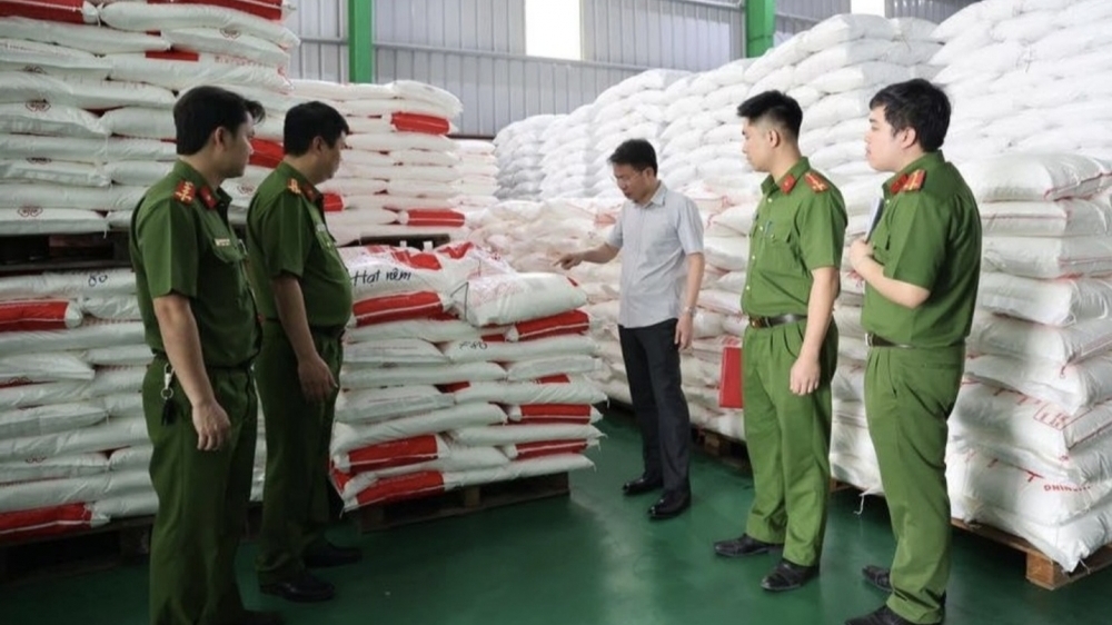 Phú Thọ: Đột kích xưởng làm giả 71 nghìn lít dầu ăn, 40 tấn mì chính