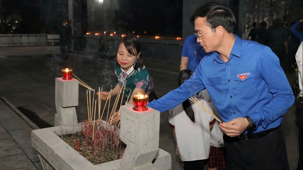 Tỉnh đoàn Vĩnh Phúc tổ chức thắp nến tri ân các Anh hùng liệt sĩ