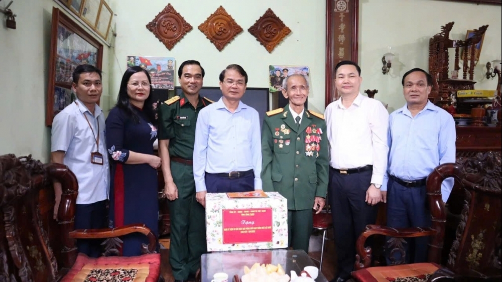 Lãnh đạo tỉnh Vĩnh Phúc thăm và tặng quà các cựu chiến binh