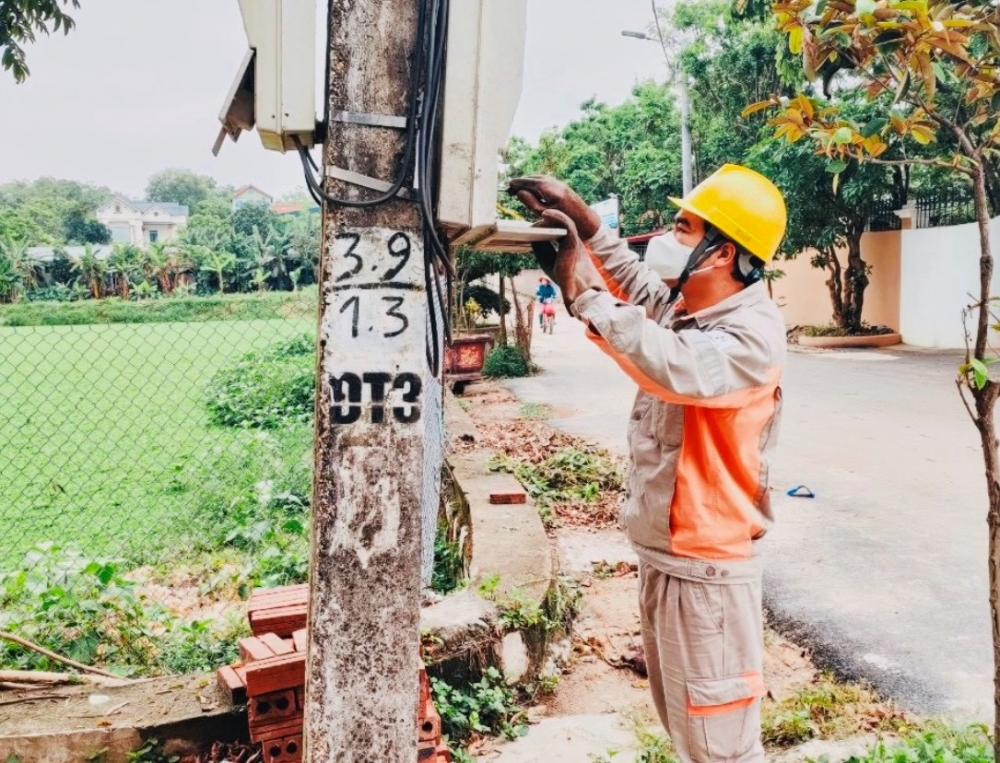 CBCNV Điện lực kiểm tra, xử lý các khiếm khuyết trên lưới điện