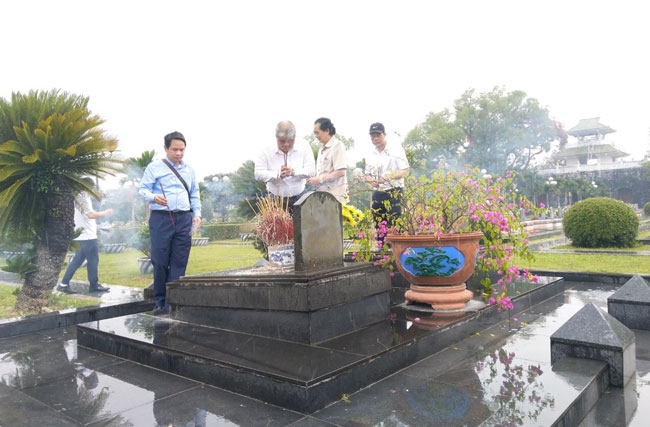 Đ.c Chủ tịch UBND thành phố Nguyễn Việt Phương dâng hương tại phần mộ các anh hùng liệt sỹ