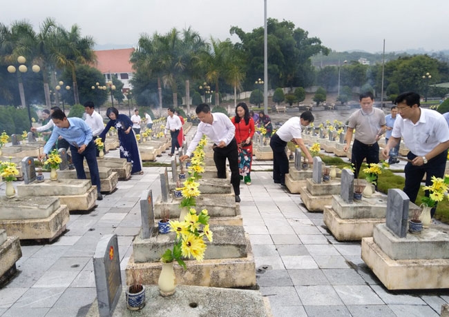 Đoàn đại biểu thành phố Vĩnh Yên dâng hương tại các phần mộ liệt sỹ