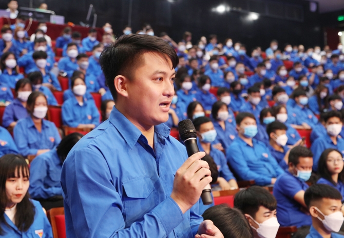 Bí thư Đoàn thanh niên xã Quất Lưu, huyện Bình Xuyên Nguyễn Việt Nhật đặt câu hỏi tại buổi đối thoại