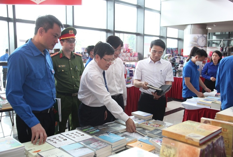 Đồng chí Lê Duy Thành, Phó Bí thư Tỉnh ủy, Chủ tịch UBND tỉnh cùng các đại biểu tham quan gian trưng bày sách. Ảnh: Dương Chung
