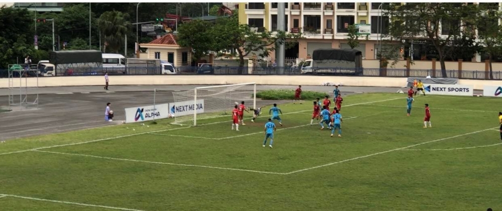Pha ghi bàn quyết định ở phút 90+1 của cầu thủ Hải Nam Vĩnh Yên - Vĩnh Phúc (áo xanh)