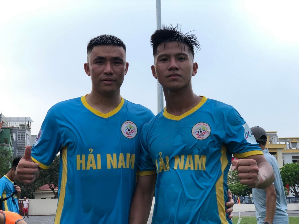 Cầu thủ số 99 Phan Bá Quyền (bên trái) là người hùng của trận đấu khi ghi bàn quyết định
