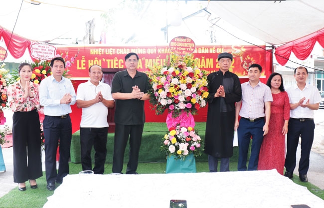 Các đồng chí lãnh đạo thành phố tặng hoa chúc mừng lễ hội Tiệc Dưa, Miếu Khâu phường Tích Sơn